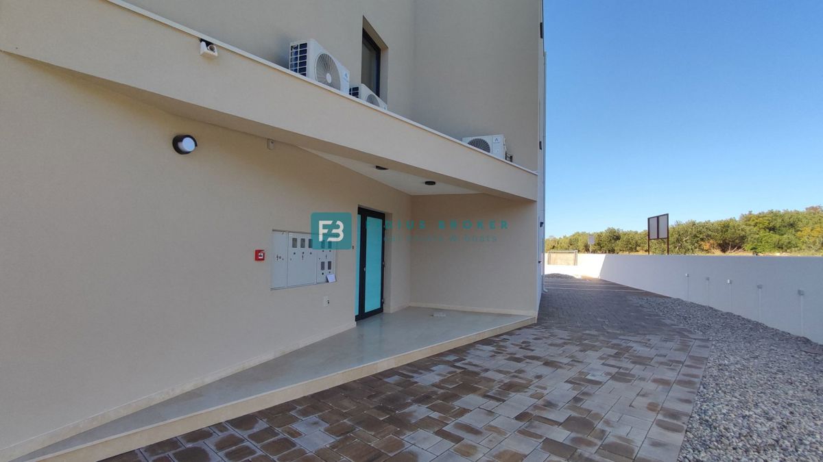 TRIBUNJ, novogradnja, pritličje + vrt 50 m2, 500 m do morja