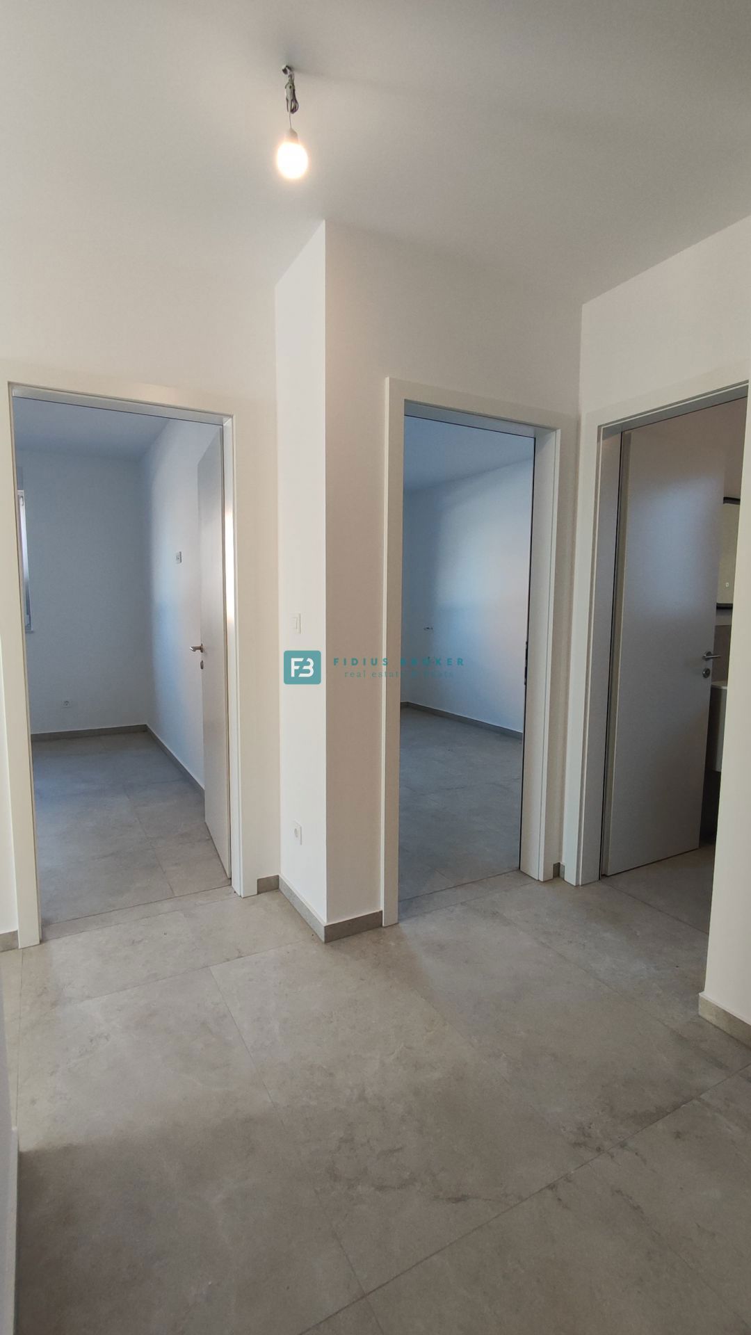 TRIBUNJ, novogradnja, pritličje + vrt 50 m2, 500 m do morja