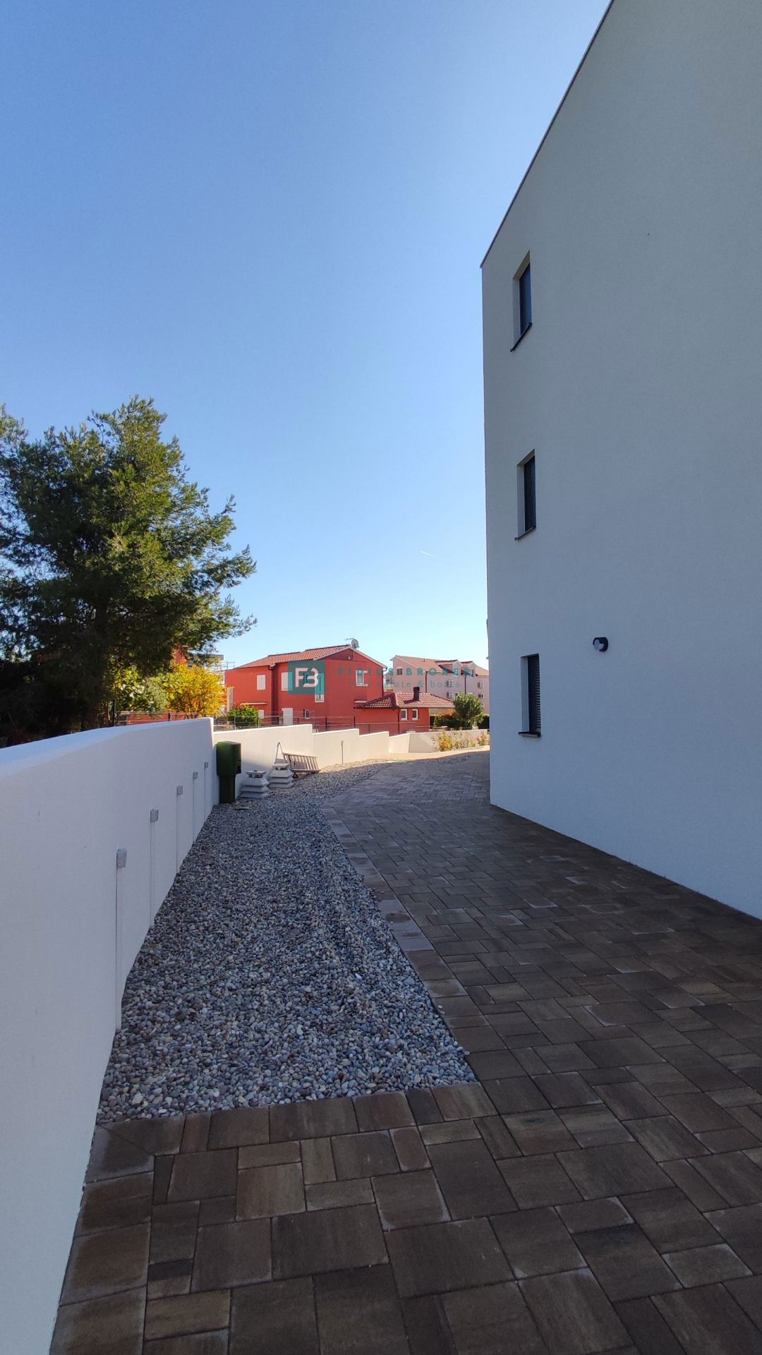 TRIBUNJ, novogradnja, pritličje + vrt 50 m2, 500 m do morja