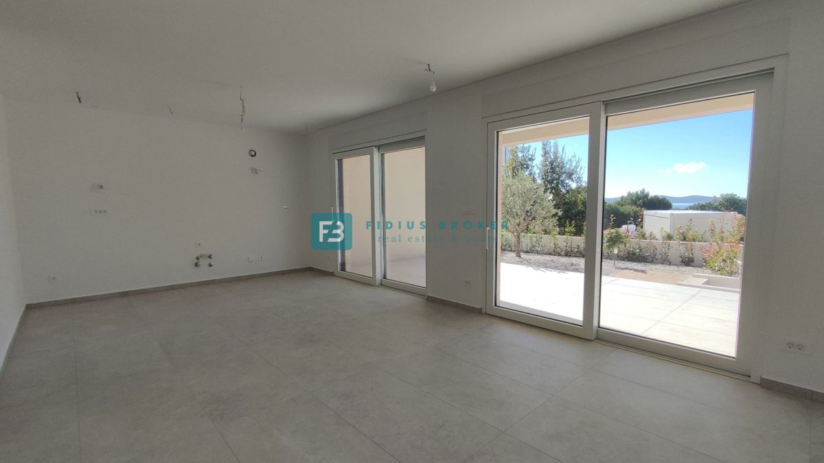 TRIBUNJ, novogradnja, pritličje + vrt 50 m2, 500 m do morja