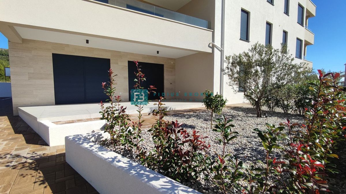 TRIBUNJ, novogradnja, pritličje + vrt 50 m2, 500 m do morja