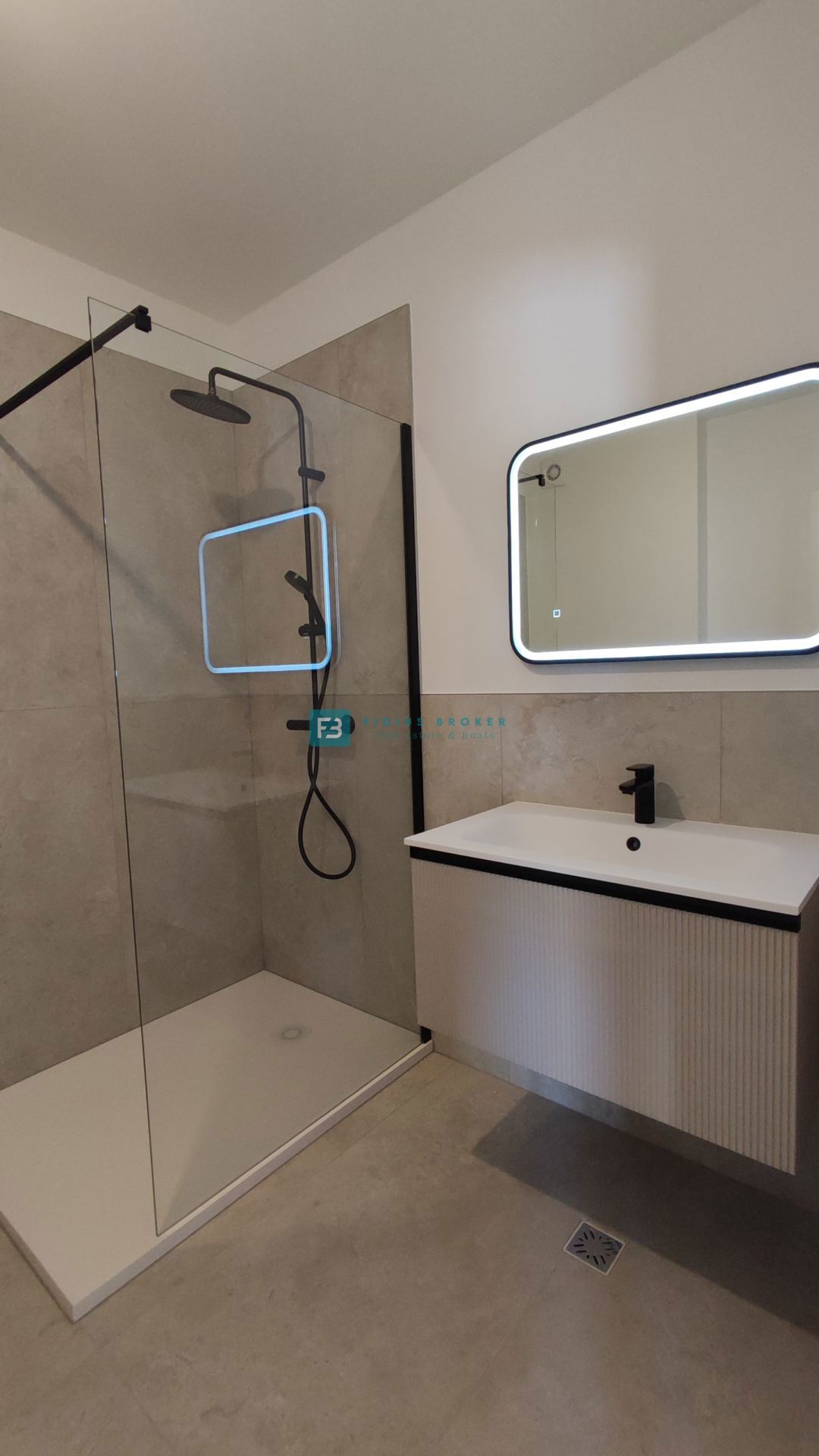 TRIBUNJ, novogradnja, pritličje + vrt 50 m2, 500 m do morja