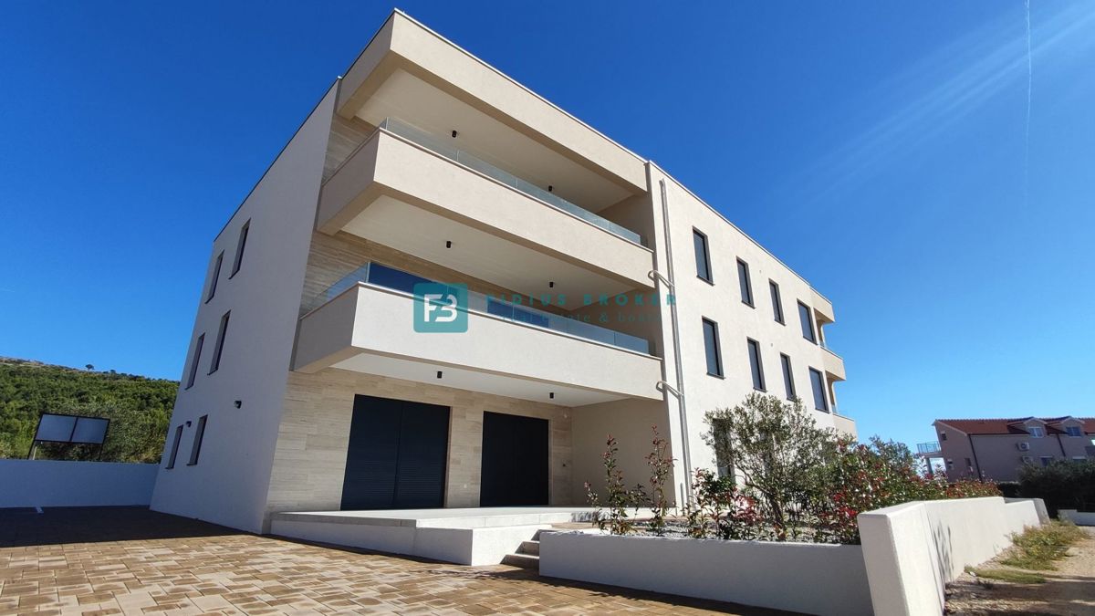 TRIBUNJ, novogradnja, pritličje + vrt 50 m2, 500 m do morja