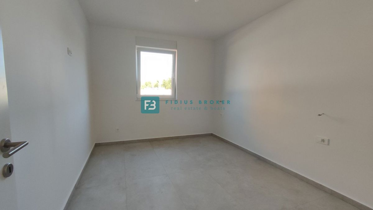 TRIBUNJ, novogradnja, pritličje + vrt 50 m2, 500 m do morja