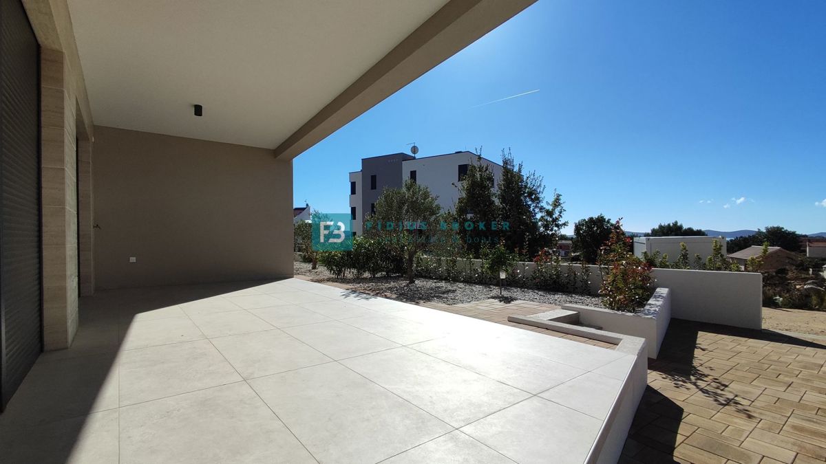 TRIBUNJ, novogradnja, pritličje + vrt 50 m2, 500 m do morja