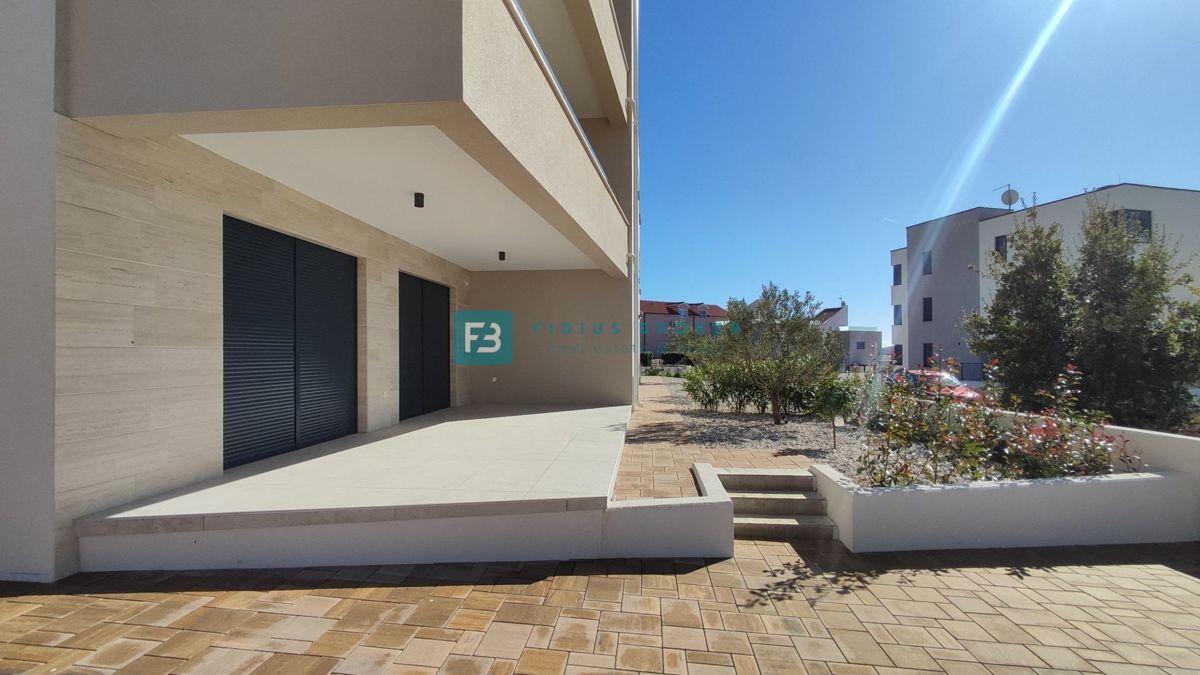 TRIBUNJ, novogradnja, pritličje + vrt 50 m2, 500 m do morja