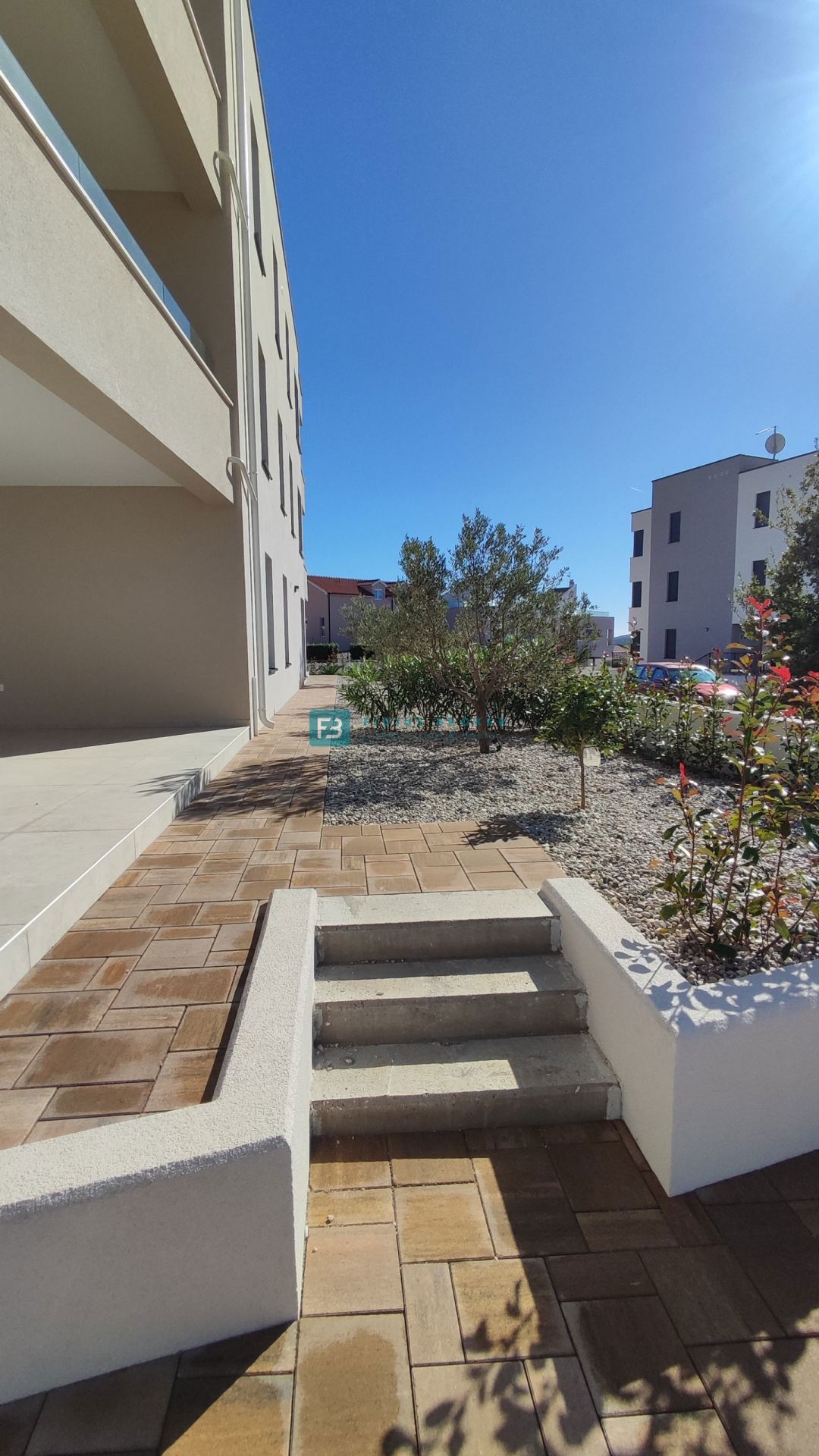 TRIBUNJ, novogradnja, pritličje + vrt 50 m2, 500 m do morja