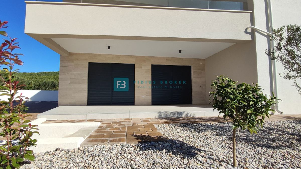 TRIBUNJ, novogradnja, pritličje + vrt 50 m2, 500 m do morja