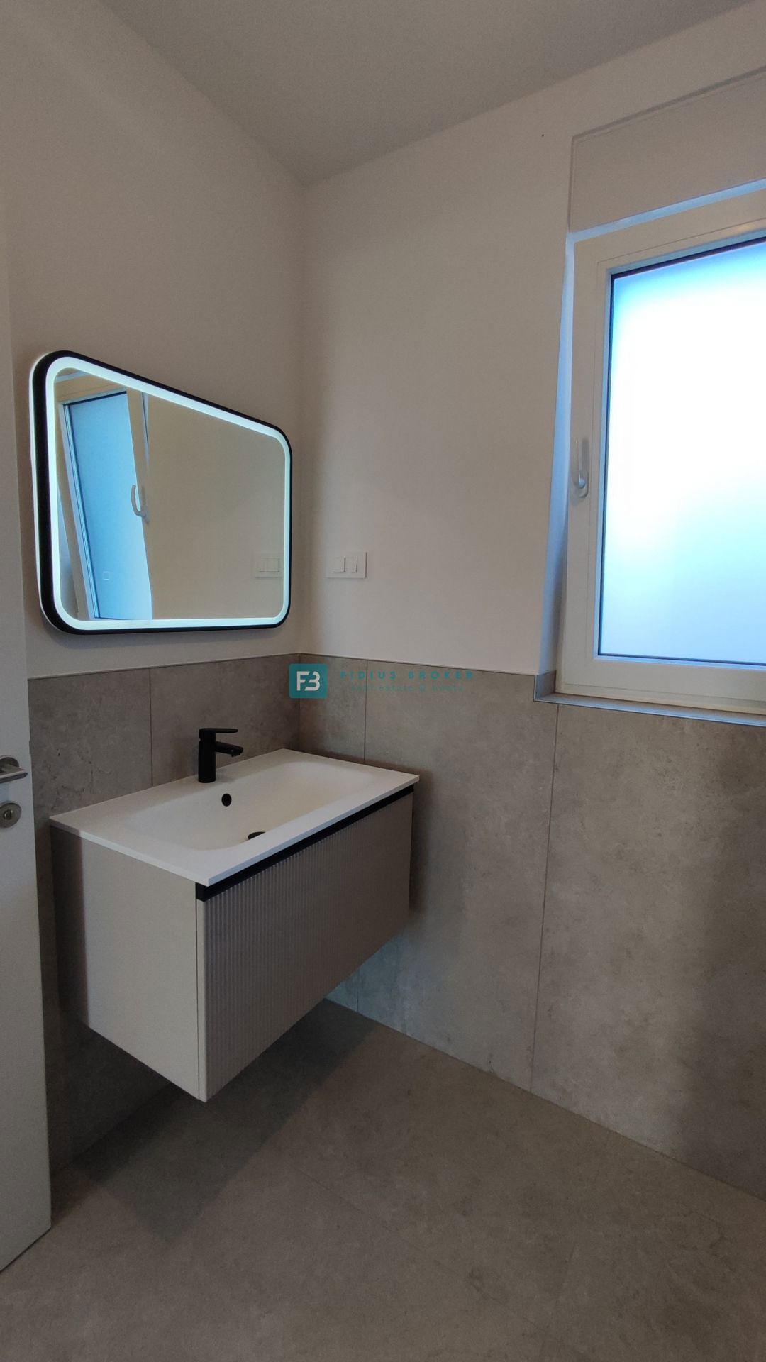 TRIBUNJ, novogradnja, pritličje + vrt 50 m2, 500 m do morja