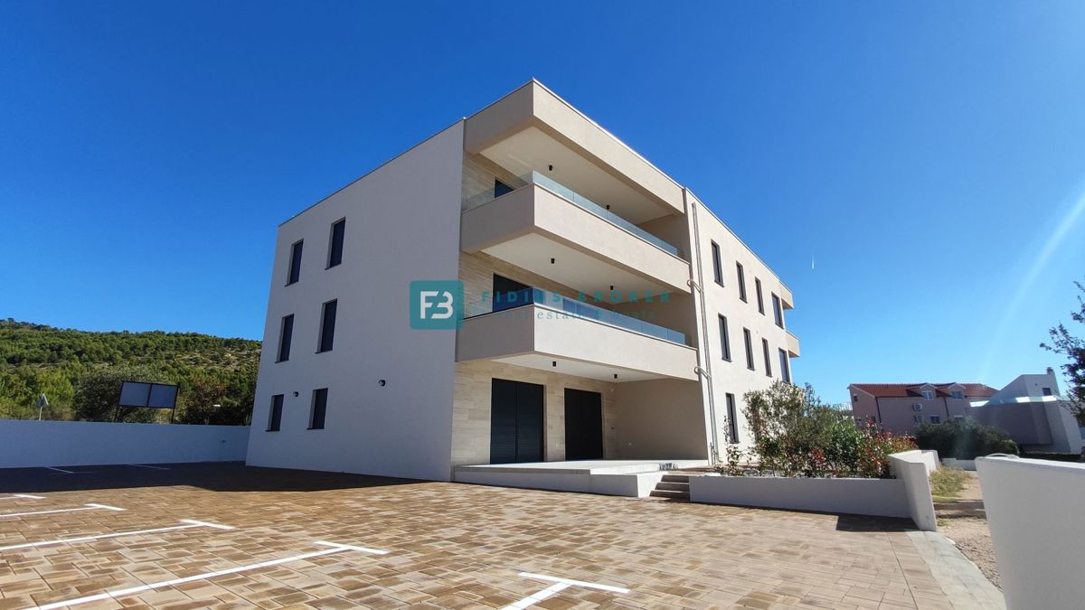 TRIBUNJ, novogradnja, pritličje + vrt 50 m2, 500 m do morja