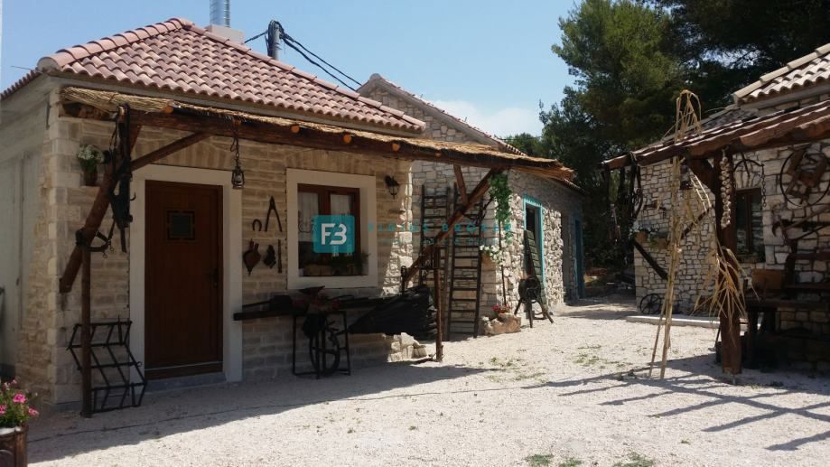 VODICE, vrhunska lokacija, 1. vrsta do morja, restavracije ob plaži