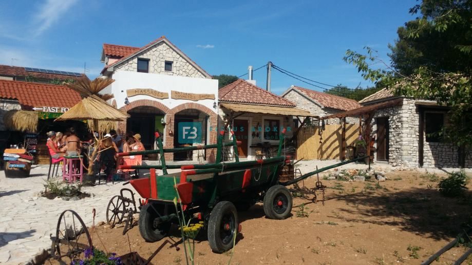 VODICE, vrhunska lokacija, 1. vrsta do morja, restavracije ob plaži