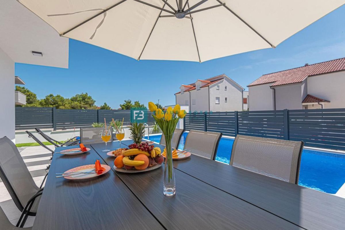 VODICE, nova, moderno opremljena hiša, bazen, 4 spalnice