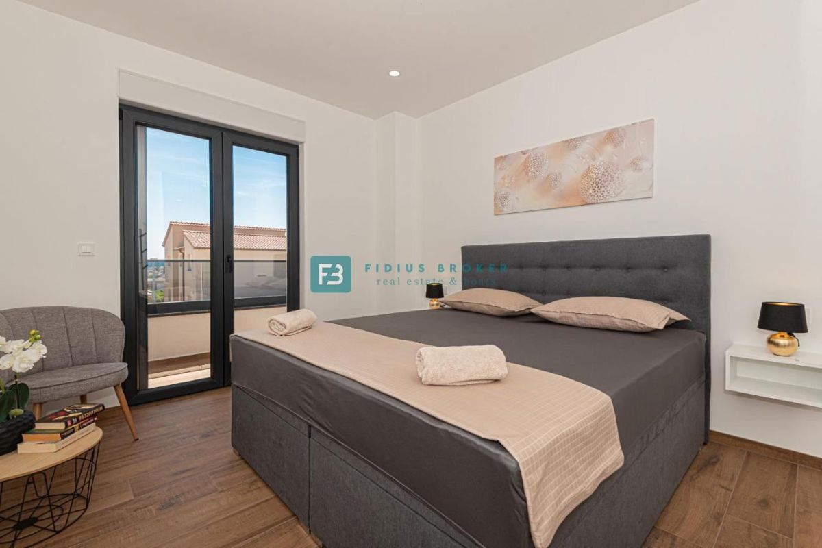 VODICE, nova, moderno opremljena hiša, bazen, 4 spalnice