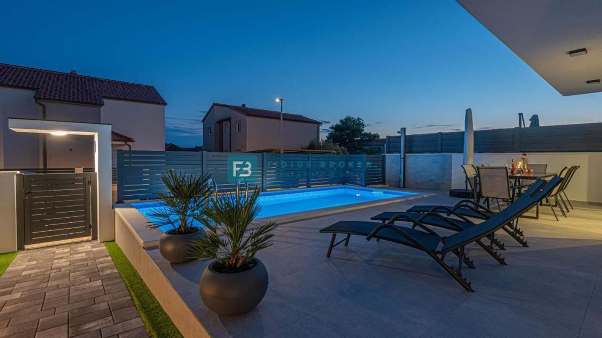 VODICE, nova, moderno opremljena hiša, bazen, 4 spalnice