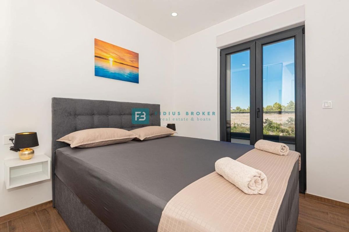 VODICE, nova, moderno opremljena hiša, bazen, 4 spalnice