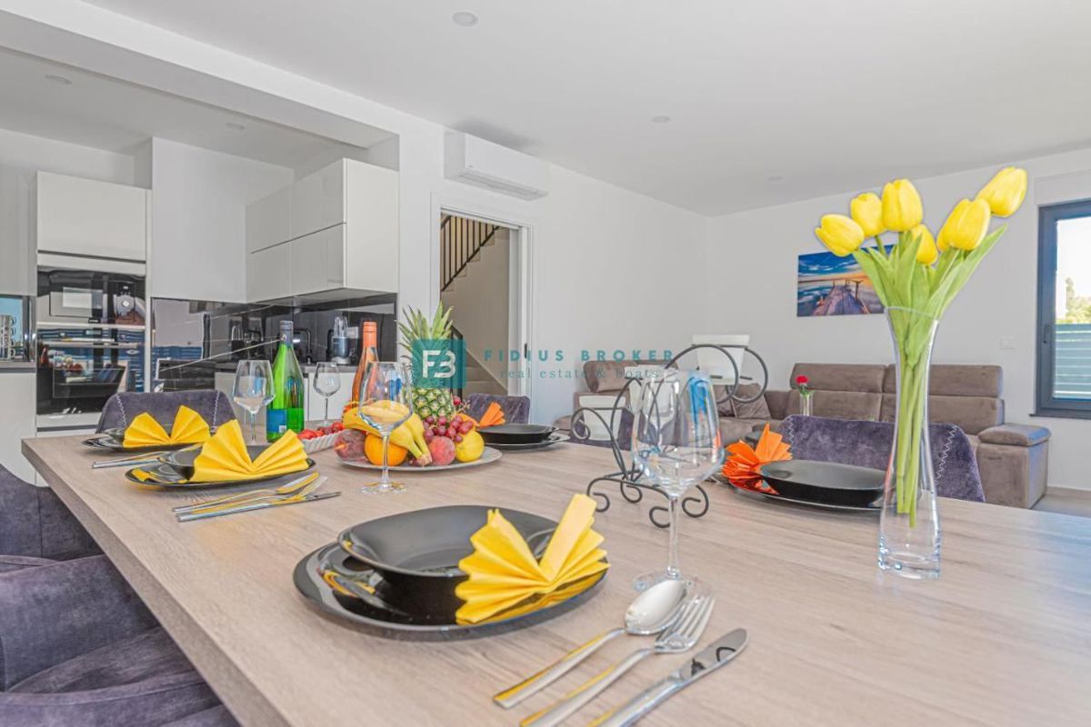 VODICE, nova, moderno opremljena hiša, bazen, 4 spalnice