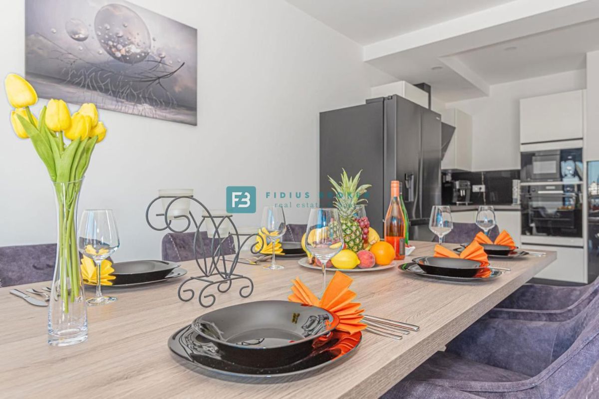 VODICE, nova, moderno opremljena hiša, bazen, 4 spalnice