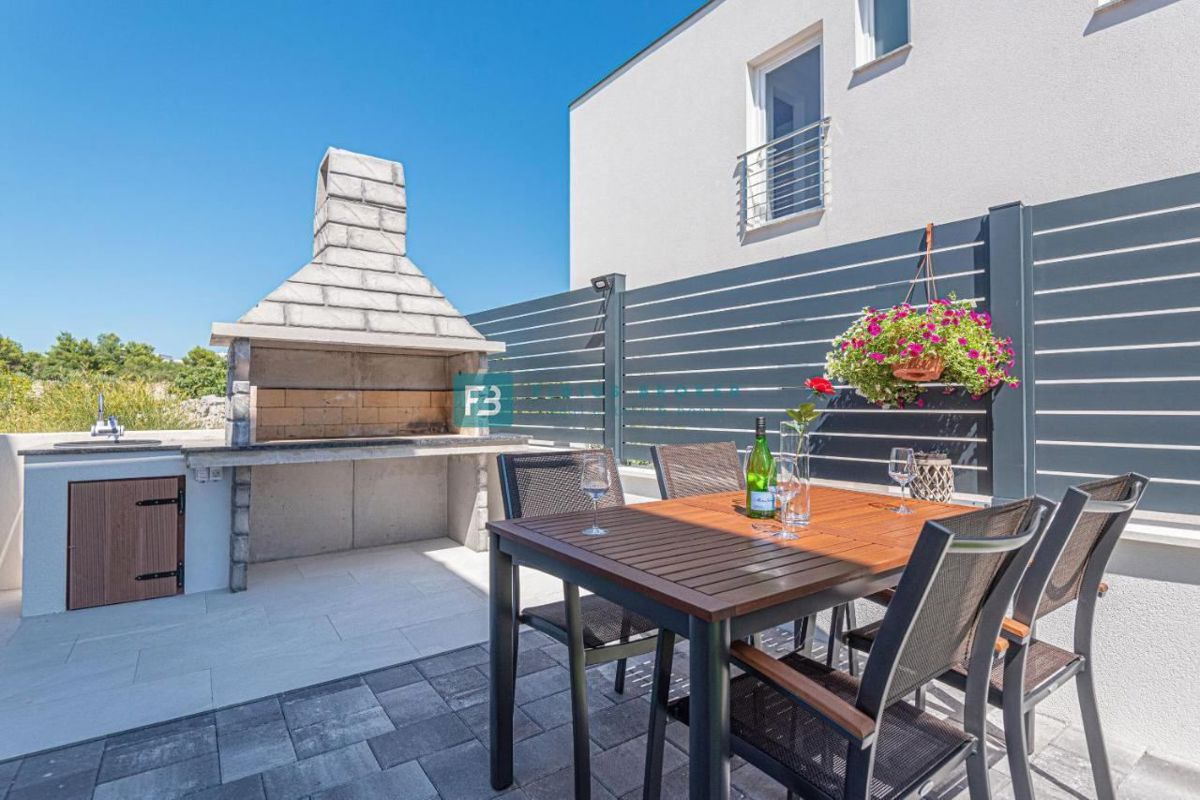 VODICE, nova, moderno opremljena hiša, bazen, 4 spalnice