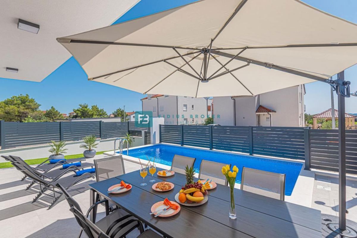 VODICE, nova, moderno opremljena hiša, bazen, 4 spalnice