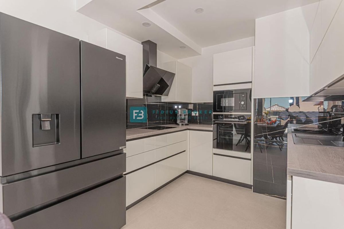 VODICE, nova, moderno opremljena hiša, bazen, 4 spalnice