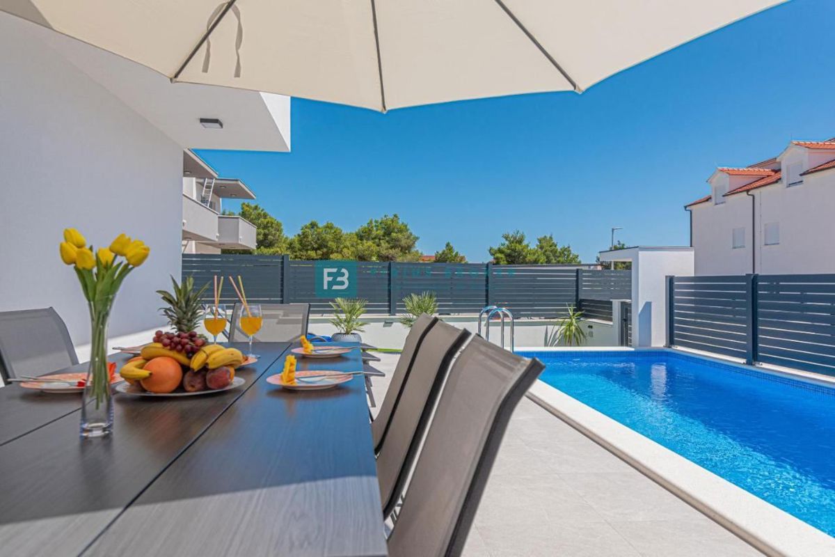 VODICE, nova, moderno opremljena hiša, bazen, 4 spalnice