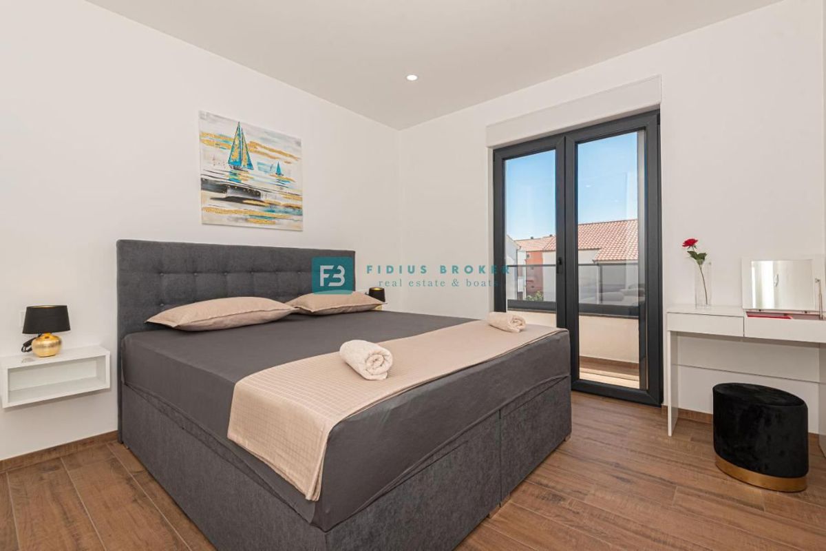 VODICE, nova, moderno opremljena hiša, bazen, 4 spalnice