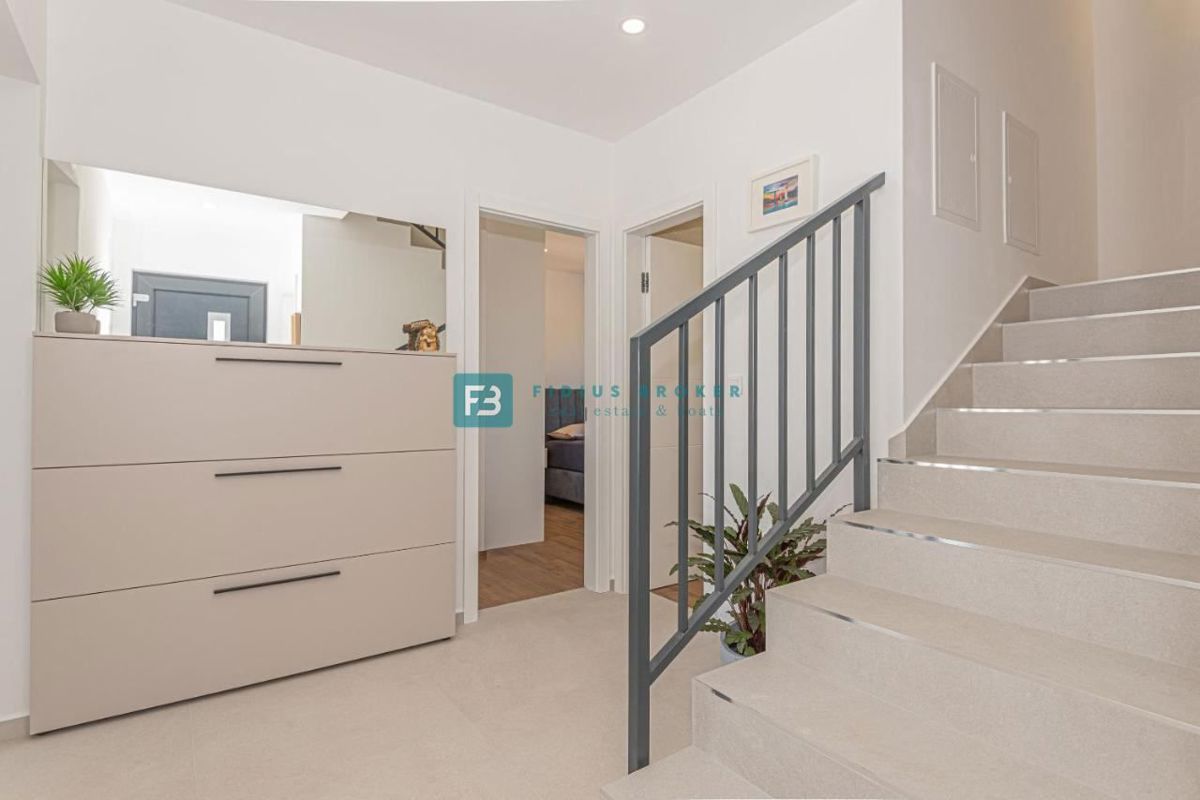 VODICE, nova, moderno opremljena hiša, bazen, 4 spalnice