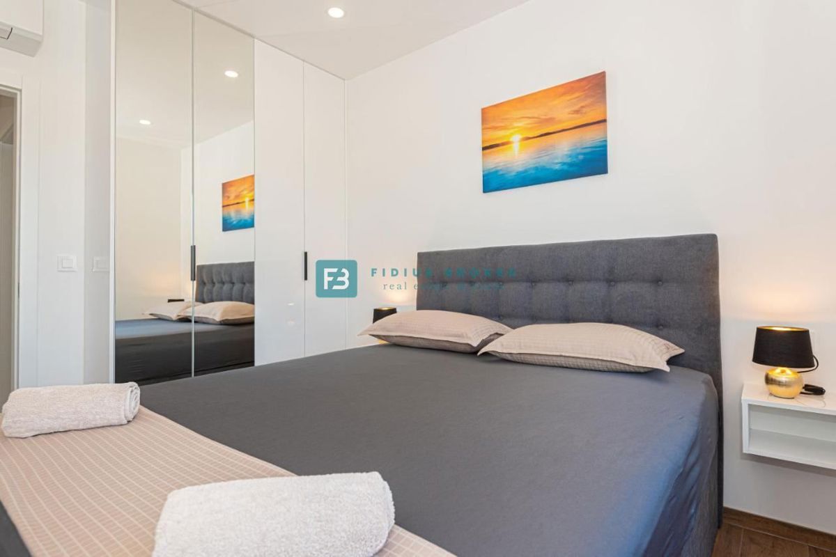 VODICE, nova, moderno opremljena hiša, bazen, 4 spalnice