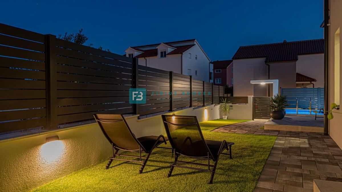 VODICE, nova, moderno opremljena hiša, bazen, 4 spalnice