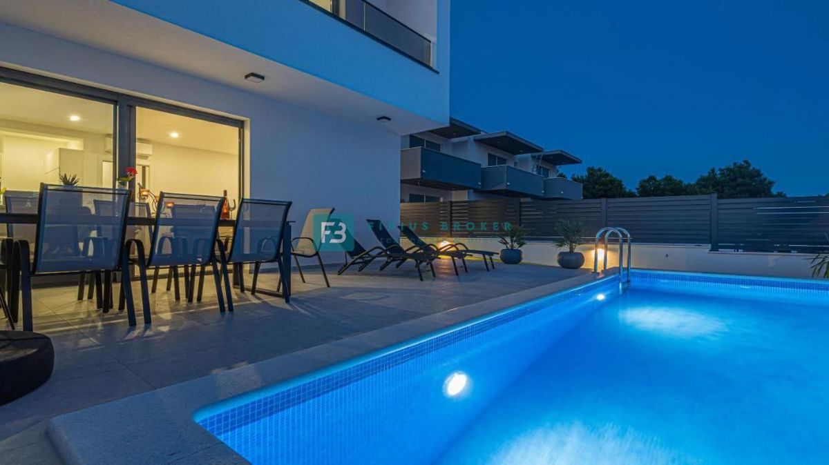 VODICE, nova, moderno opremljena hiša, bazen, 4 spalnice