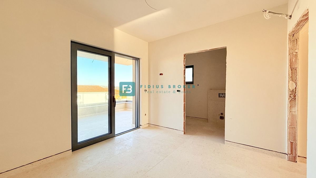 VODICE, novogradnja, 2. nad., 600 m do plaže, dvigalo, 3 spalnice