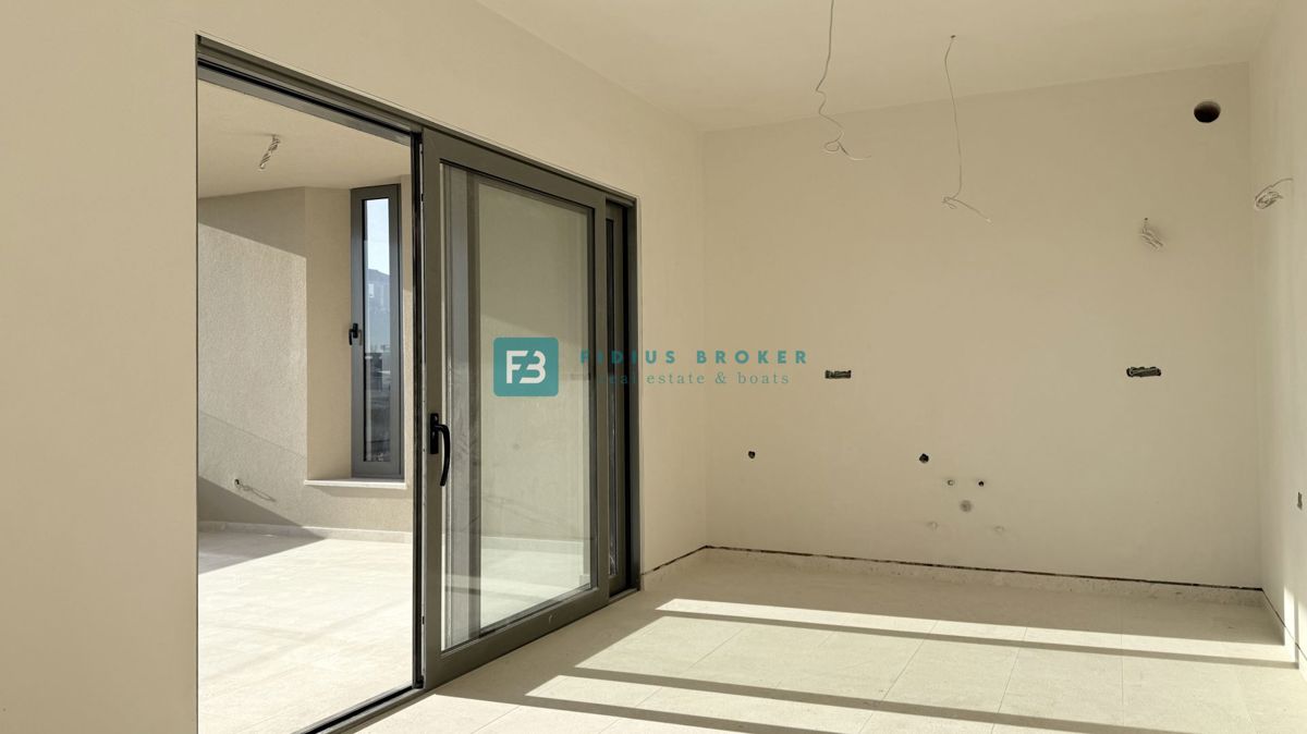 VODICE, novogradnja, 2. nad., 600 m do plaže, dvigalo, 3 spalnice