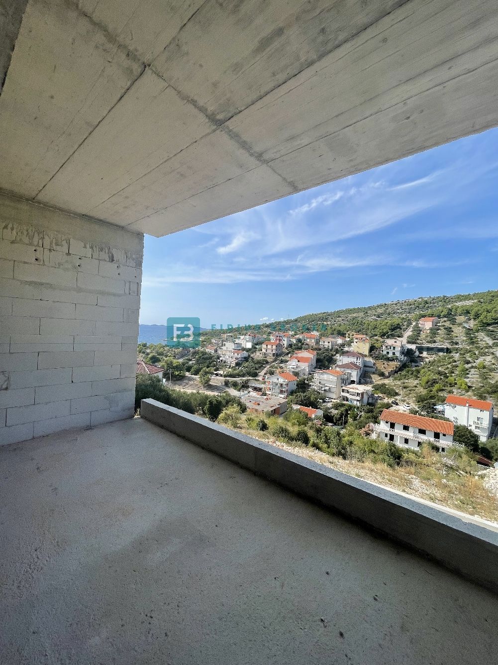 PRIMOŠTEN, vila s pogledom na morje, 220 m od morja, roh-bau faza, mirna lokacija