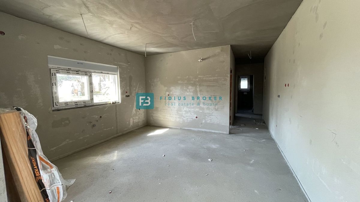 VODICE, novogradnja, pritličje, vrt 133 m2, mirna lokacija