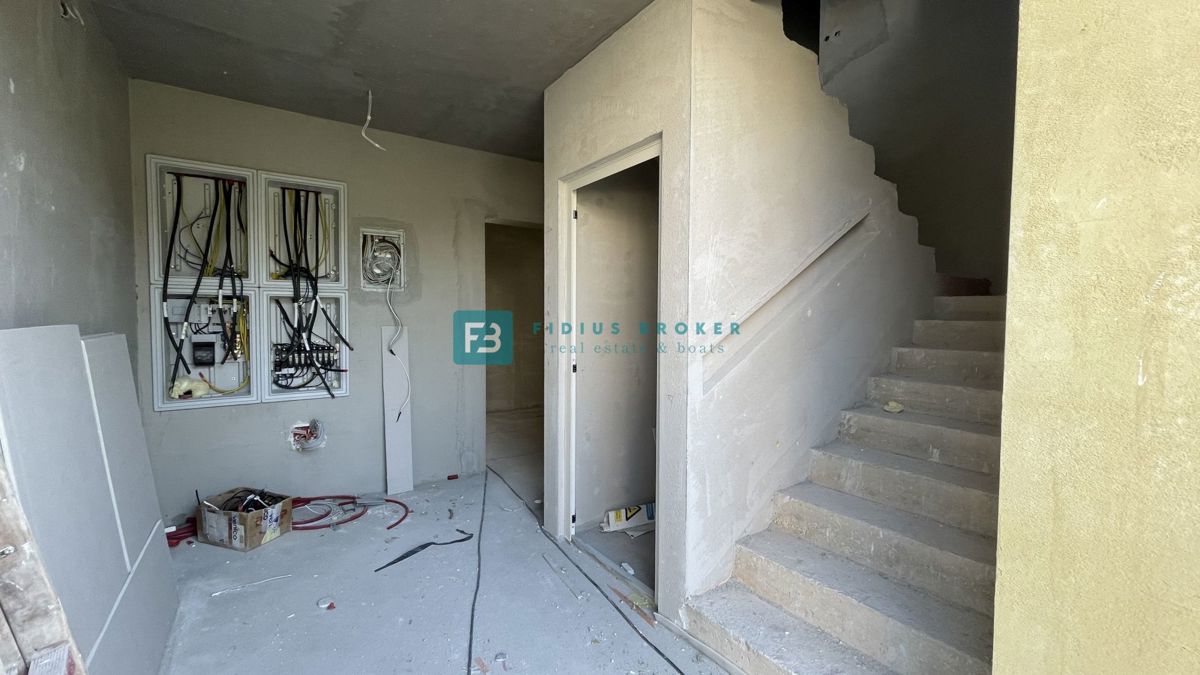 VODICE, novogradnja, pritličje, vrt 133 m2, mirna lokacija