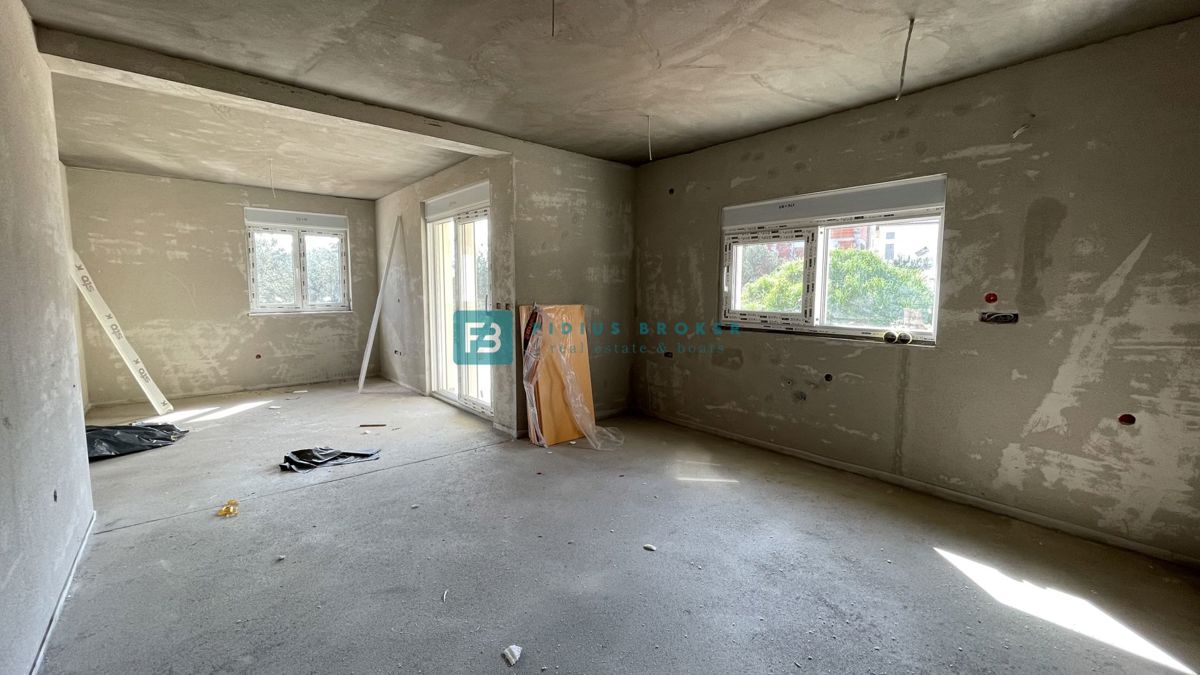 VODICE, novogradnja, pritličje, vrt 133 m2, mirna lokacija