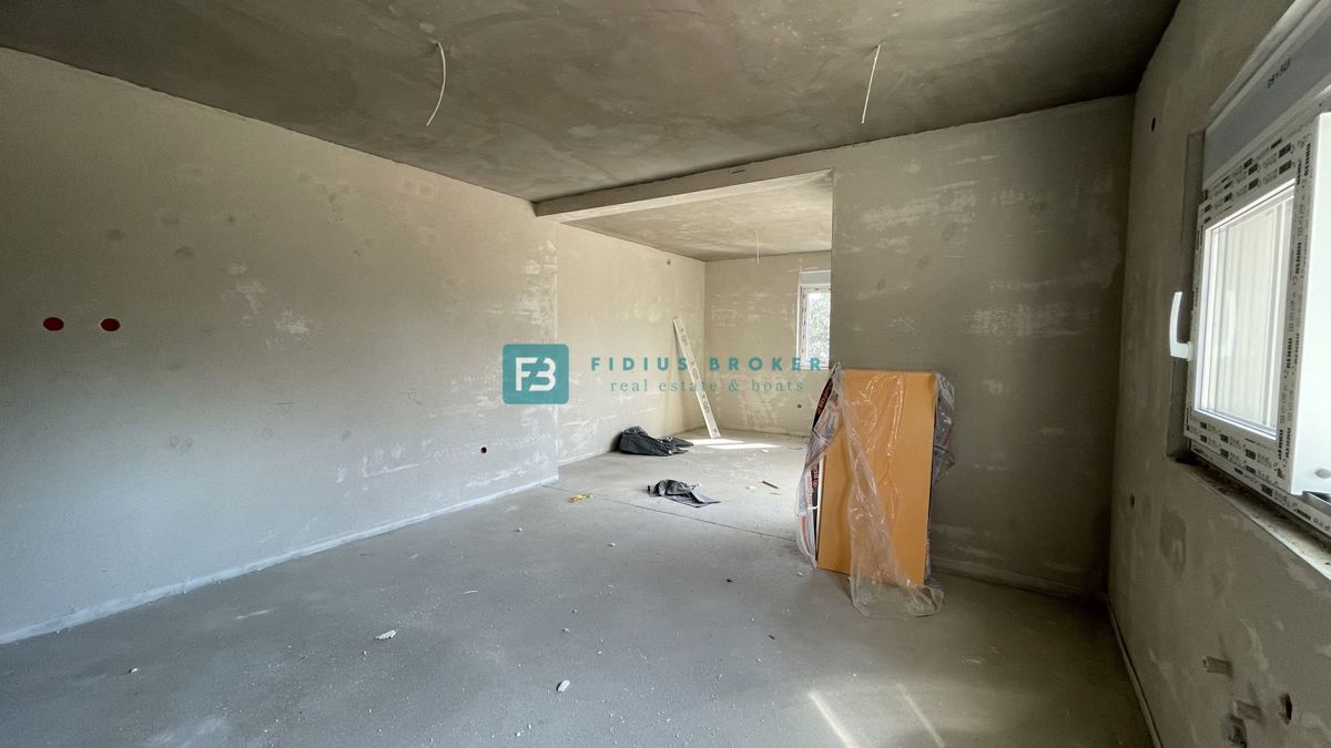 VODICE, novogradnja, pritličje, vrt 133 m2, mirna lokacija