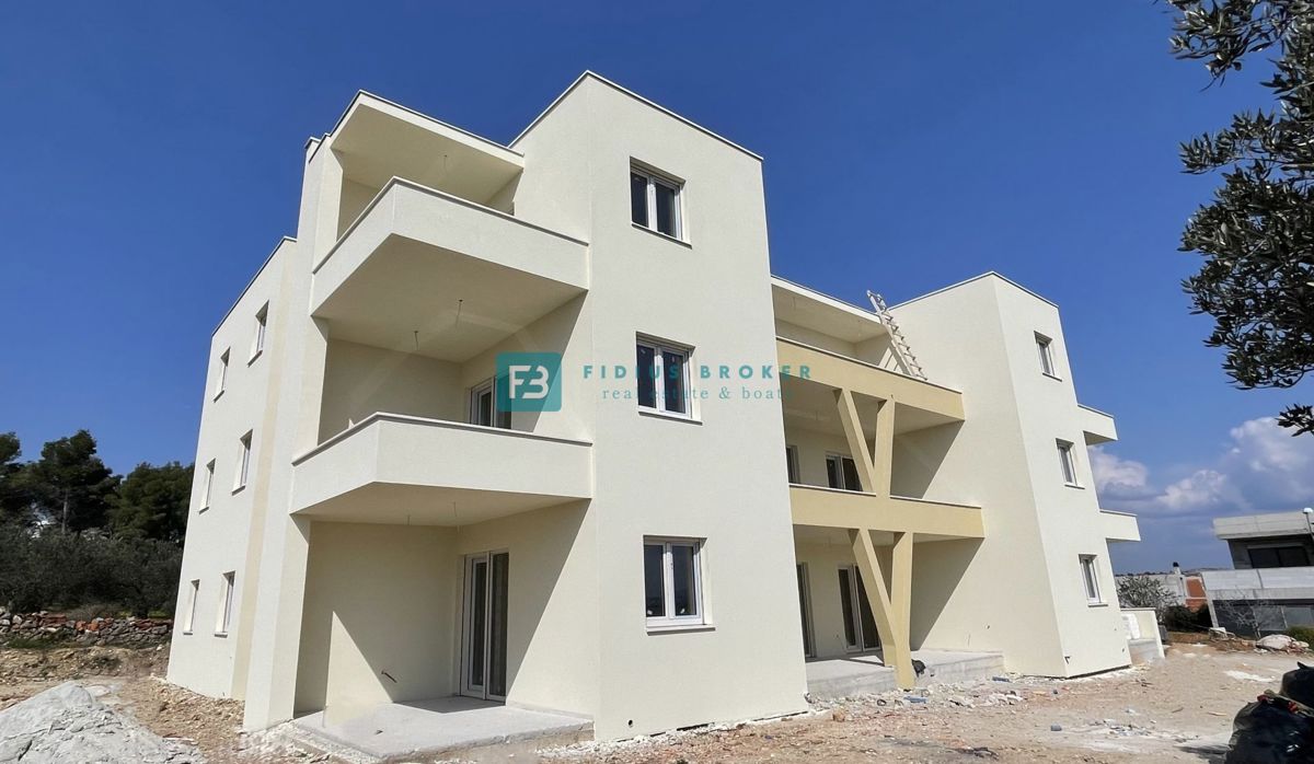 VODICE, novogradnja, pritličje, vrt 133 m2, mirna lokacija