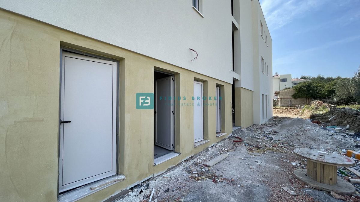 VODICE, novogradnja, pritličje, vrt 133 m2, mirna lokacija