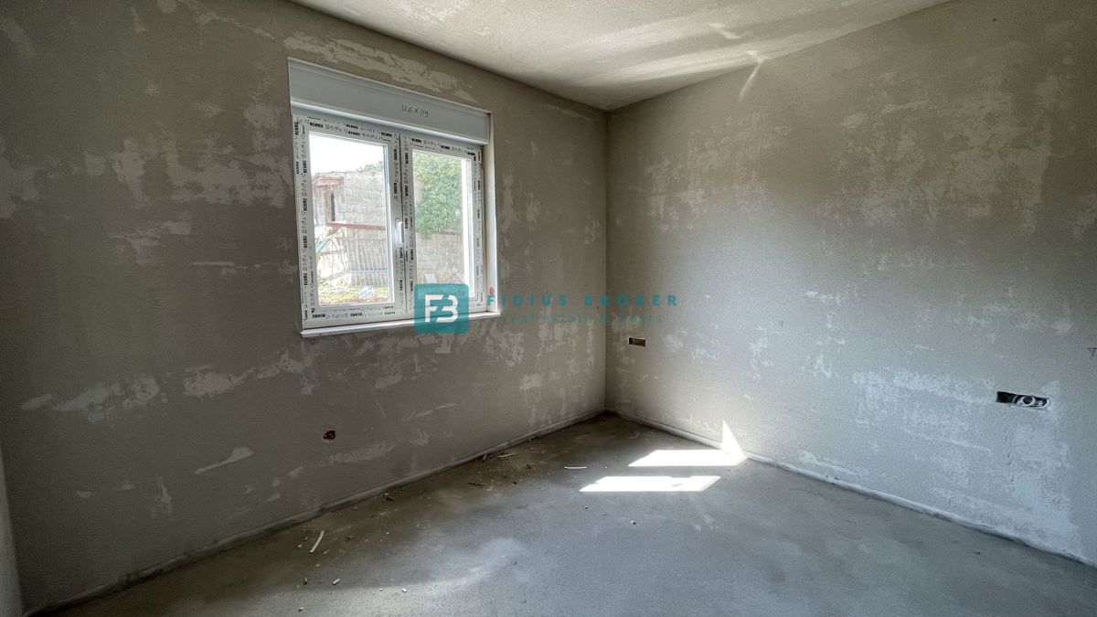 VODICE, novogradnja, pritličje, vrt 133 m2, mirna lokacija