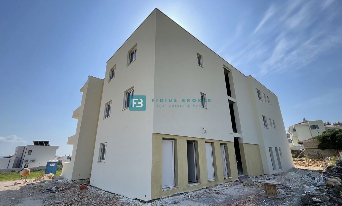 VODICE, novogradnja, pritličje, vrt 133 m2, mirna lokacija