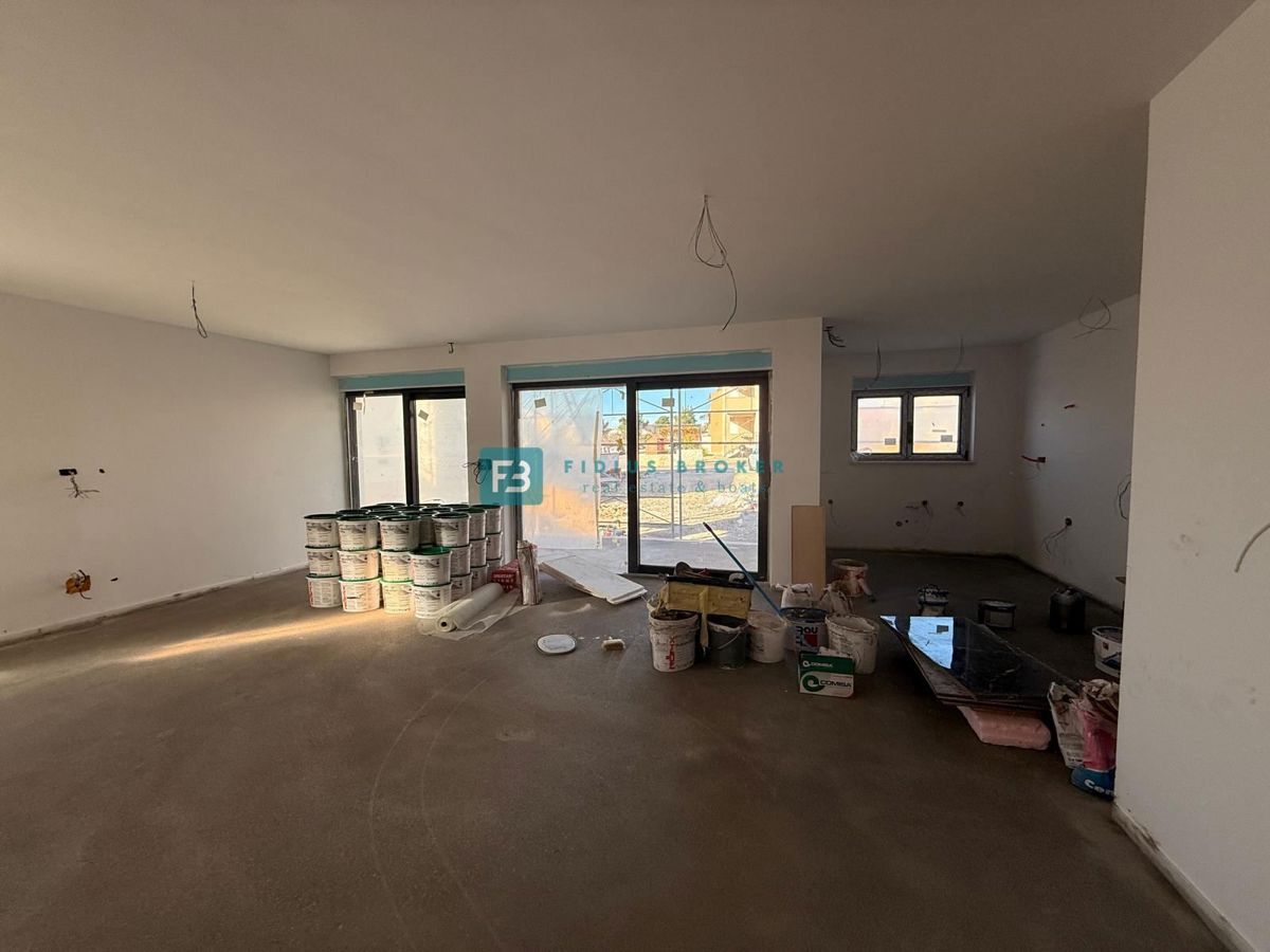 VODICE, novo, pritličje, bazen, vrt 161 m2, 3 spalnice, shramba