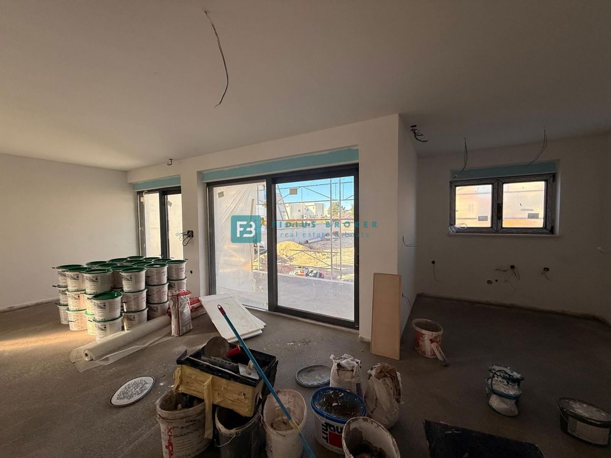 VODICE, novo, pritličje, bazen, vrt 161 m2, 3 spalnice, shramba