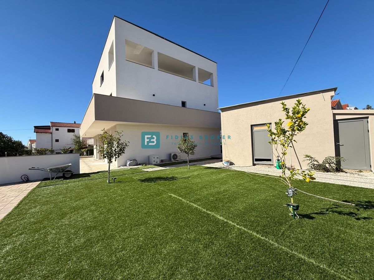 VODICE, nova, samostojna hiša, 3 apartmaji, bazen, vrt, 650 m od plaže