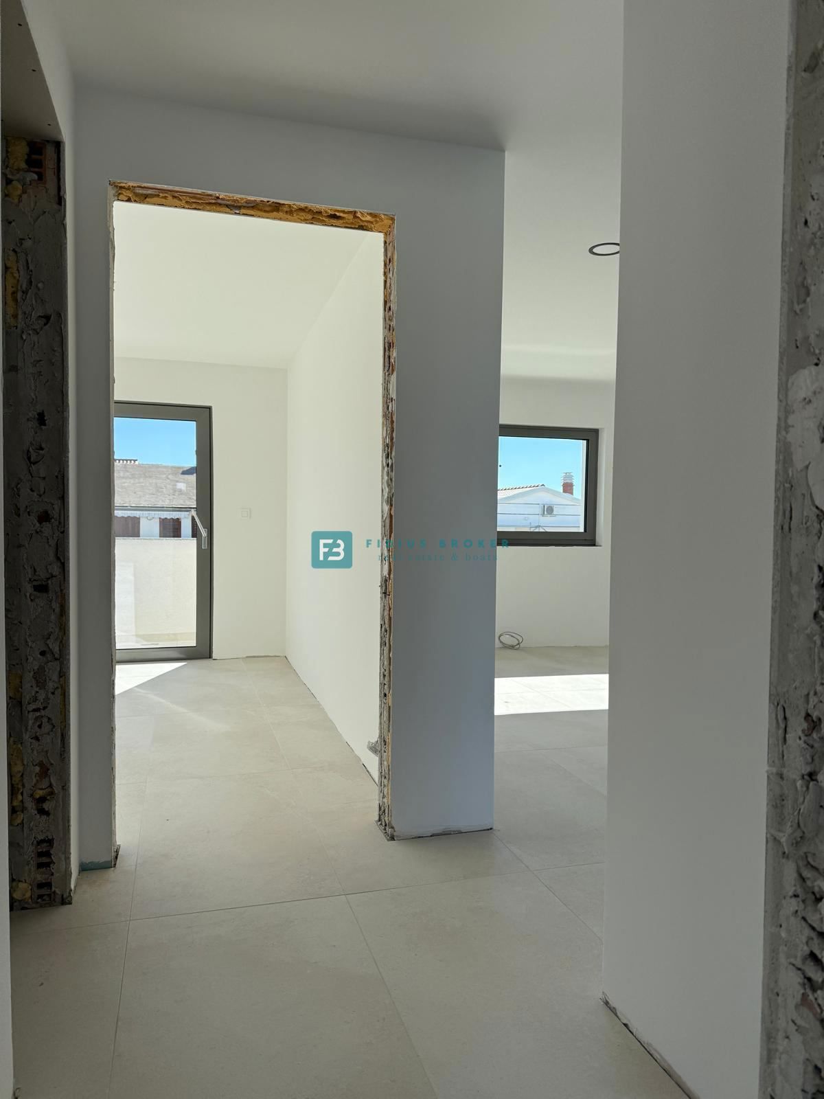 VODICE, nova, samostojna hiša, 3 apartmaji, bazen, vrt, 650 m od plaže