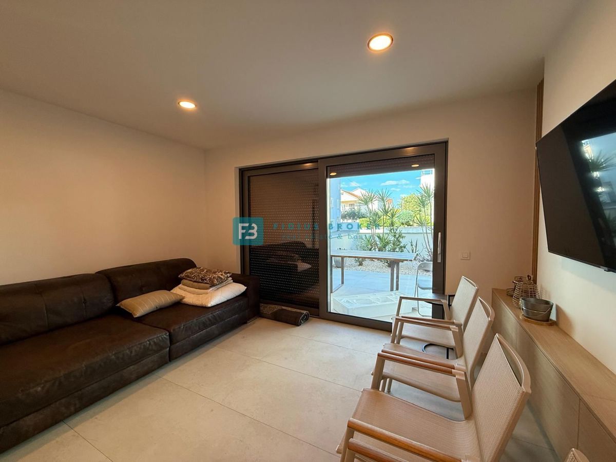 VODICE, nova, samostojna hiša, 3 apartmaji, bazen, vrt, 650 m od plaže