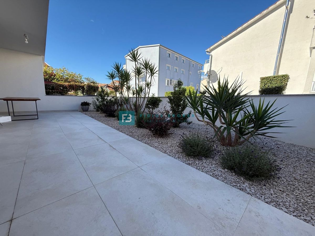 VODICE, nova, samostojna hiša, 3 apartmaji, bazen, vrt, 650 m od plaže