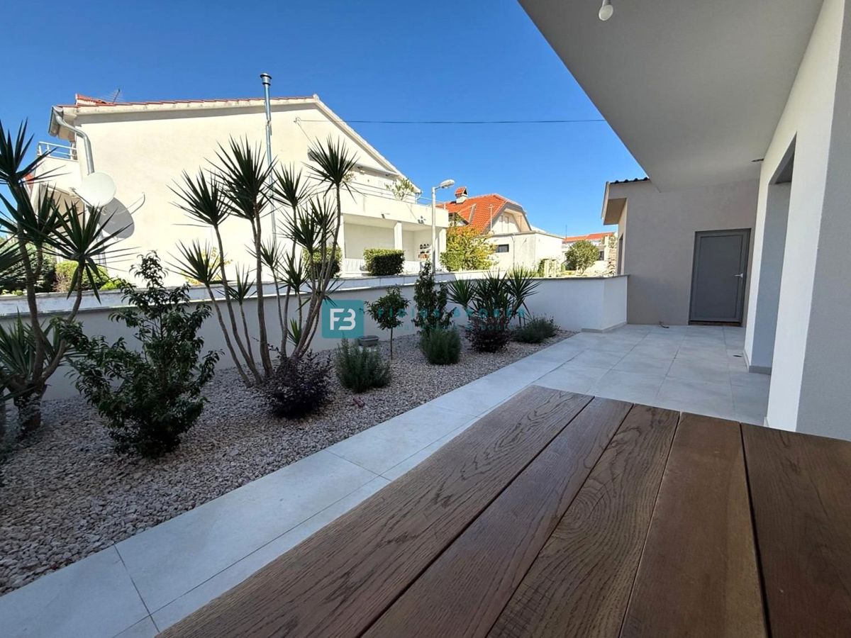 VODICE, nova, samostojna hiša, 3 apartmaji, bazen, vrt, 650 m od plaže