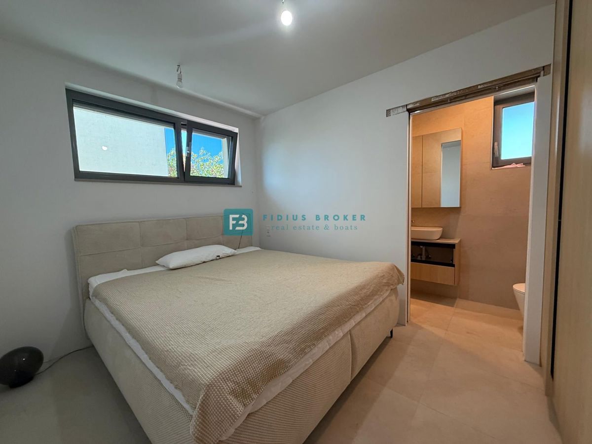 VODICE, nova, samostojna hiša, 3 apartmaji, bazen, vrt, 650 m od plaže